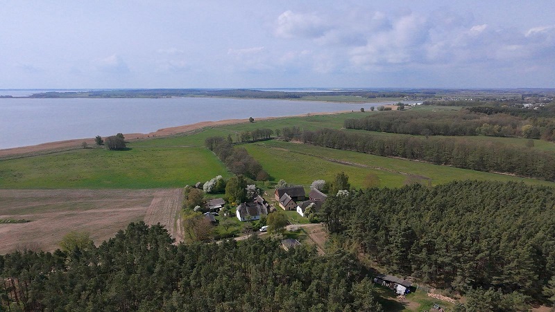 Ansicht Hof Blick zum Achterwasser
